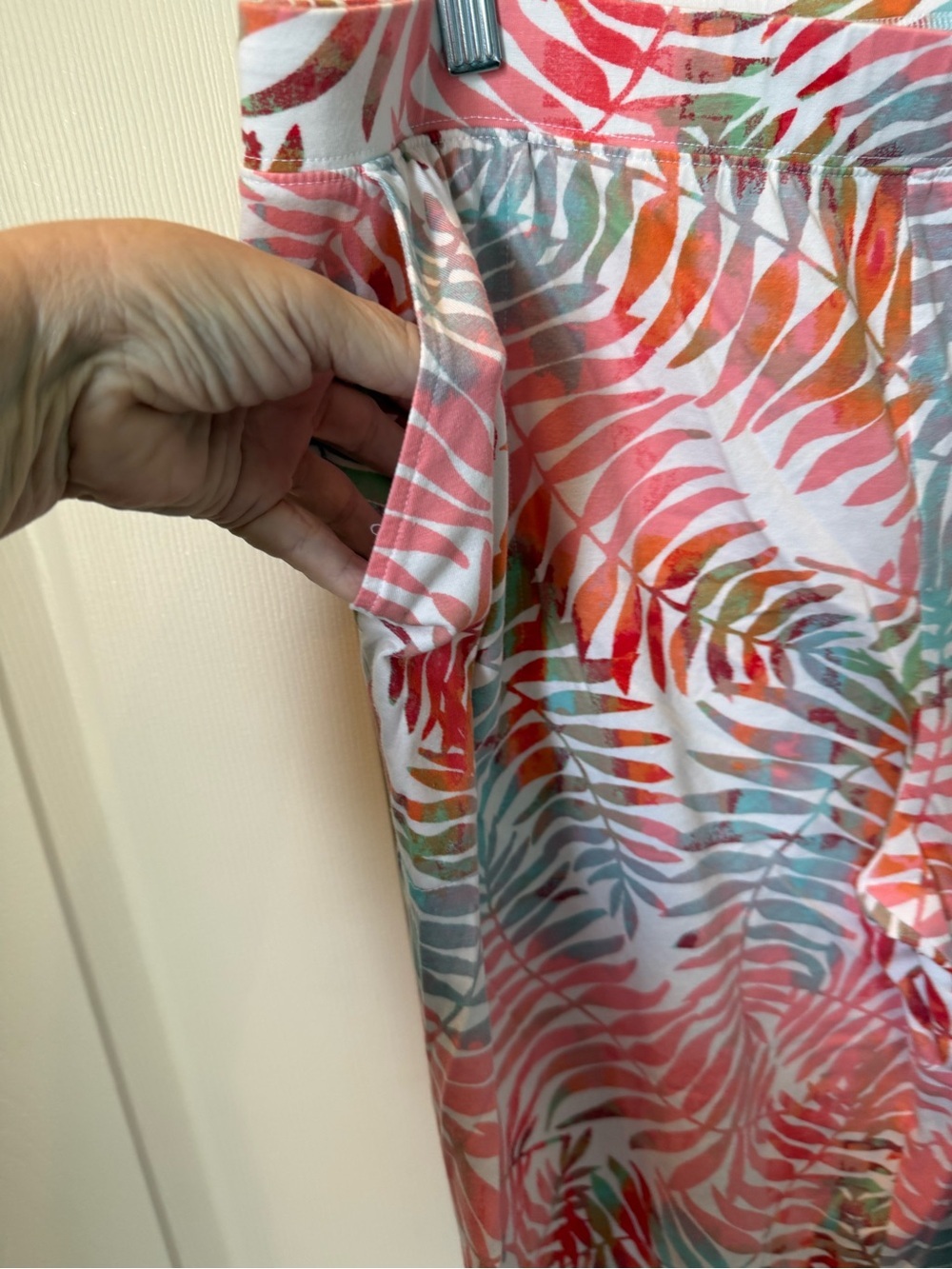 # D&Co XL Cropped Tropical Leaf Print Beach Pants - Picture 3 of 6